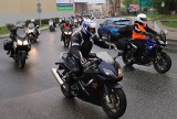 Radomska Wiosna Motocyklowa 2019 w strugach deszczu. Motocykliści przejechali przez Radom na deptak przy placu Corazziego