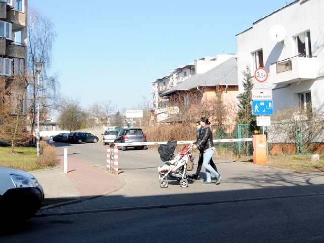 Z tego parkingu można wyjechać tylko w lewo.