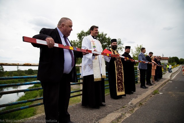 W przekazaniu terenu pod budowę mostu w Supraślu uczestniczył marszałek Jerzy Leszczyński, burmistrz Supraśla Radosław Dobrowolski, pracownicy Podlaskiego Zarządu Dróg Wojewódzkich, duchowni