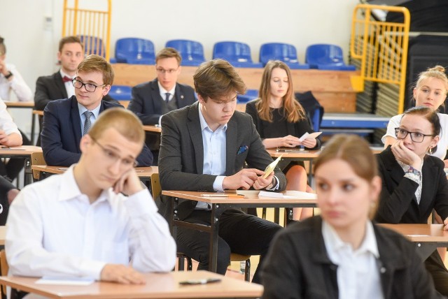 Dzisiaj w szkołach w całej Polsce rozpoczęły się matury. Nie inaczej było w toruńskim IV Liceum Ogólnokształcącym. Oto fotorelacja z tego wydarzenia.Polecamy:Matura 2019. CKE ogłosiła już wszystkie ważne terminy. Sprawdź harmonogram egzaminów maturalnych 2019Matura 2019: język polski. Arkusze CKE: pytania i odpowiedzi. Jakie są przecieki? Ruszają matury, sprawdź harmonogram [6 maja 2019 r.]