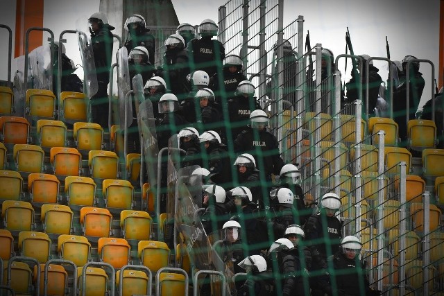 Ćwiczenia policjanci z białostockiego Oddziału Prewencji Policji na stadionie miejskim przy ul. Słonecznej (17.10.2022)
