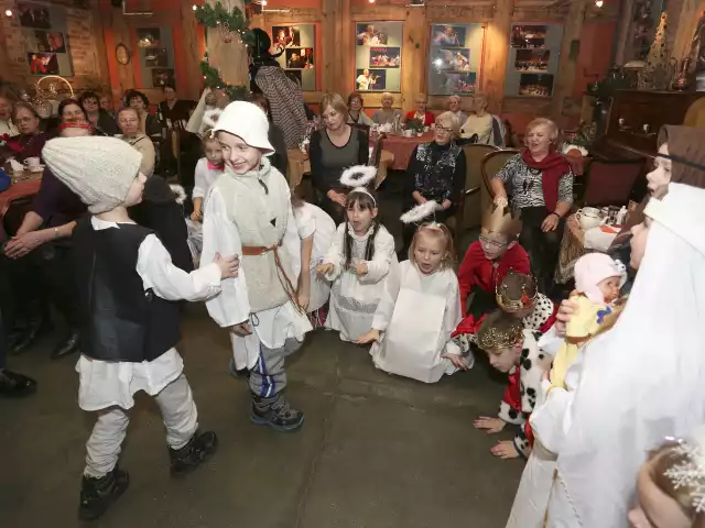 W słupskiej herbaciarni dzieci i młodzież przygotowały niespodziankę dla kilku lokalnych klubów seniora. Były jasełka i kolędy.