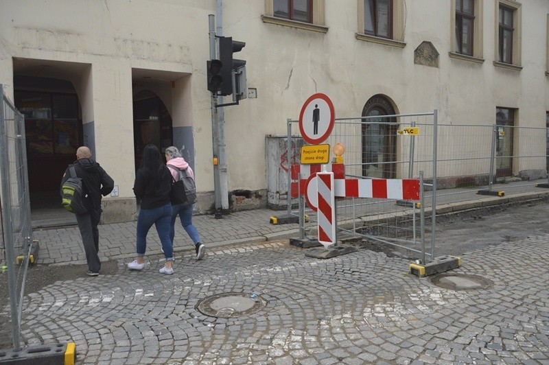 Nowy Sącz. Remont kostki brukowej w Rynku wchodzi w kolejną fazę. Jest zmiana organizacji ruchu [ZDJĘCIA]