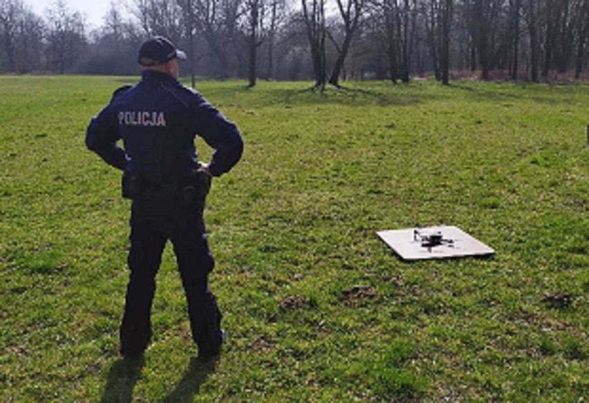Policjanci z pomocą drona patrolują m.in. rozległe tereny...