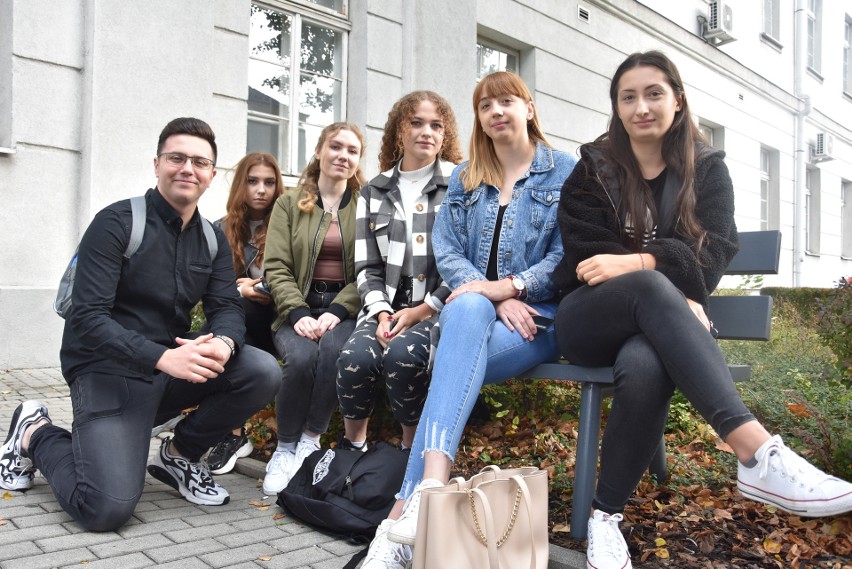 Studenci z uśmiechem i nadzieją rozpoczynają nowy rok...