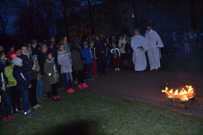 Liturgia Wigilii Paschalnej: święcenie ognia w Myszkowie ZDJĘCIA