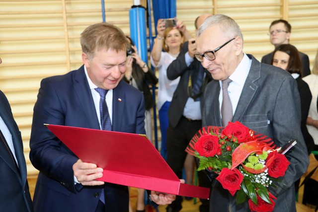 Wójt Jan Pyrkosz wręcza grawer z nadaniem honorowego obywatelstwa profesorowi Kazimierzowi Kuczmanowi