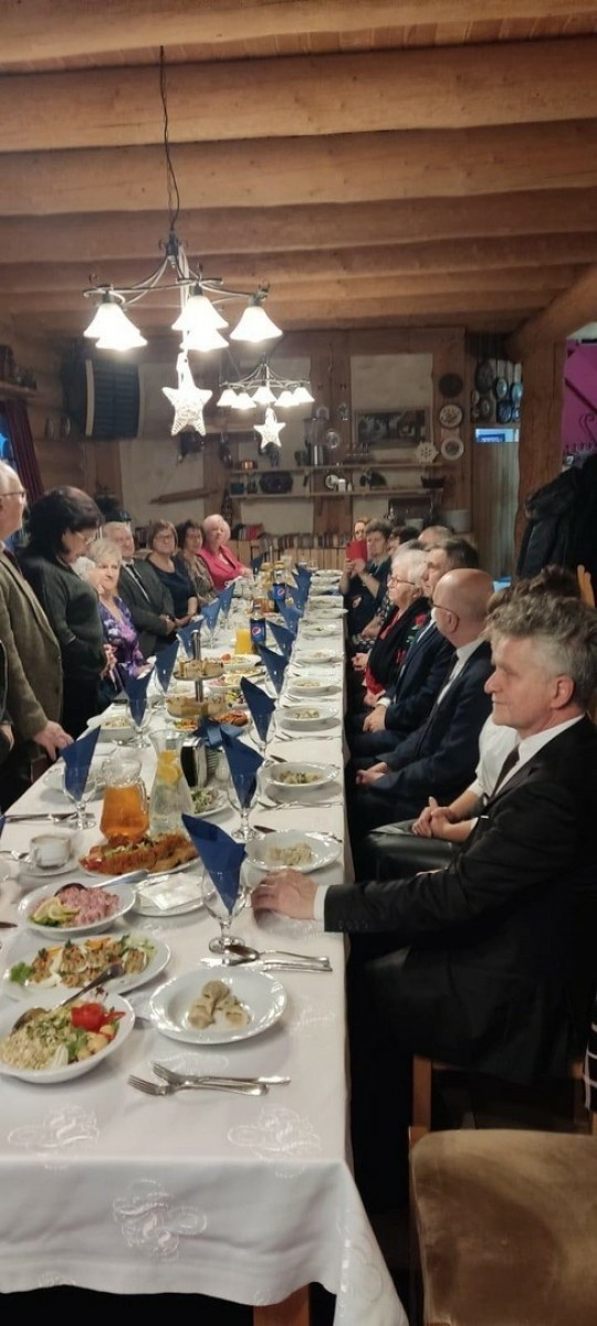 Spotkanie wigilijne Rady Seniorów Powiatu Kieleckiego. Był opłatek, życzenia i moc życzliwości. Zobacz zdjęcia