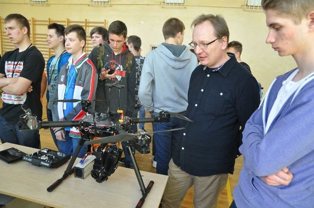 O absolwentów gimnazjów ostro walczą szkoły średnie organizując dni otwarte, lekcje pokazowe, festyny. Na zdjęciu pokazy w "mechaniku".