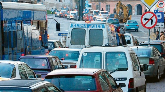 Ciasnota, korki, pojazdy komunikacji miejskiej blokowane przez auta - to teraz częsty widok w ścisłym centrum Krakowa