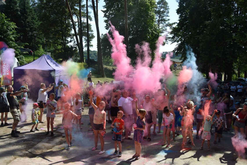 Na Święcie Kolorów Holi przy muszli koncertowej w Sępólnie...