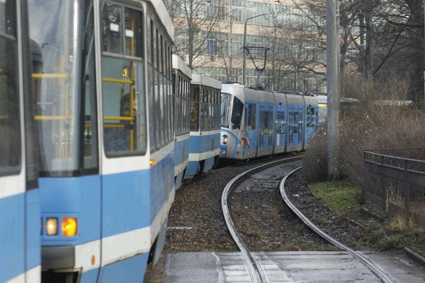 Tramwaje utknęły na objeździe spowodowanym remontem  ul....