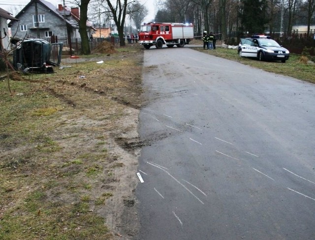 Wypadek na ulicy Ogrodowej w Sułkowicach: skoda favorit z nieustalonych przyczyn zjechała na drugi pas ruchu i uderzyła w dziewczynkę, pchającą wózek z trzyletnim chłopcem.