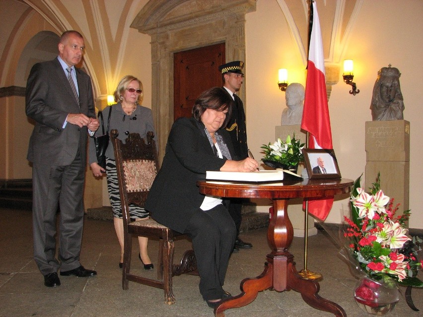 Wrocławianie żegnają Tadeusza Mazowieckiego. Księga kondolencyjna w ratuszu [ZDJĘCIA]