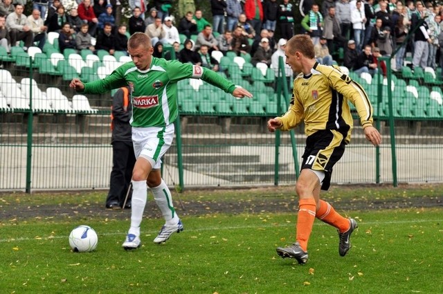 Maciej Lesisz (z lewej) będzie pełnił rolę kapitana Radomiaka w meczu z MKS Kutno. 