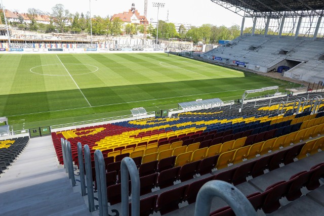 W niedzielę Pogoń Szczecin na modernizowanym stadionie podejmie Raków. Spotkanie będzie mogło obejrzeć ponad 2 tys. kibiców.