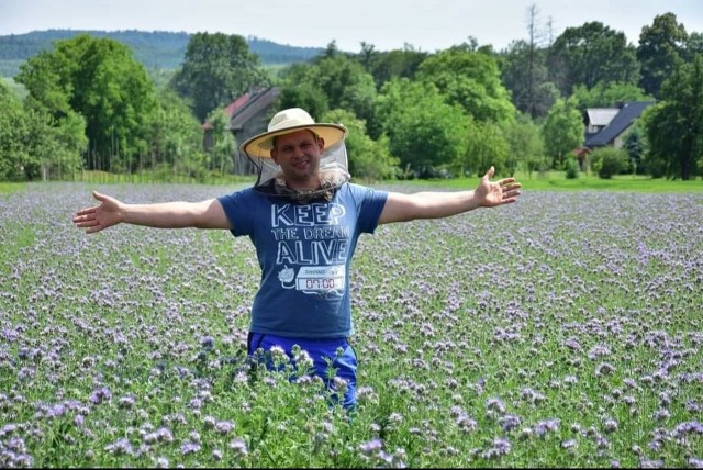 Jarosław Gerczak nie tylko zajmuje się produkcją miodu, ale też szeroko pojętą popularyzacją pszczelarstwa i przyrodoznawstwa. Galeria zdjęć prezentuje życie pszczół i działania pszczelarza z Moszczanki.
