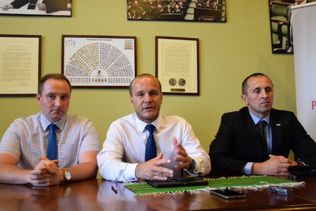 Radni PiS są zaniepokojeni obecną sytuacją w Przemyślu. Nz. od lewej Wojciech Rzeszutko, Maciej Kamiński, Daniej Dryniak.