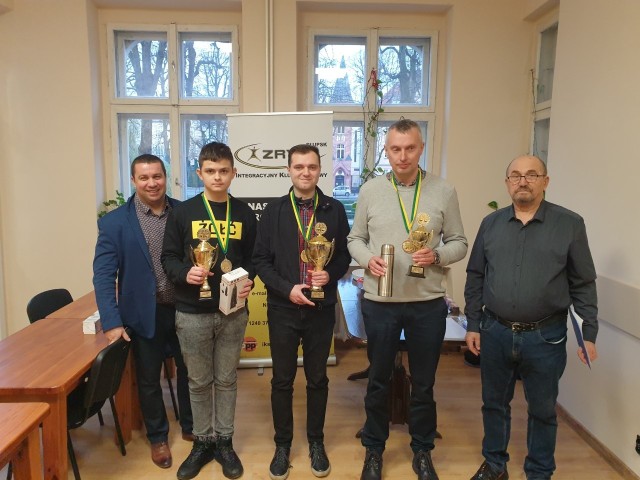 Od lewej: Mirosław Mirynowski (prezes Zrywu) i najlepsi szachiści: Dymitry Pylyp (II), Damian Jaroszewicz (I), Dimitry Aniskiewicz (III) oraz Brunon Studziński (sędzia)