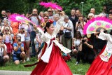 Drugi dzień zamojskiego Eurofolku. Rozśpiewany i roztańczony korowód przeszedł przez centrum miasta.  Zobacz zdjęcia i wideo