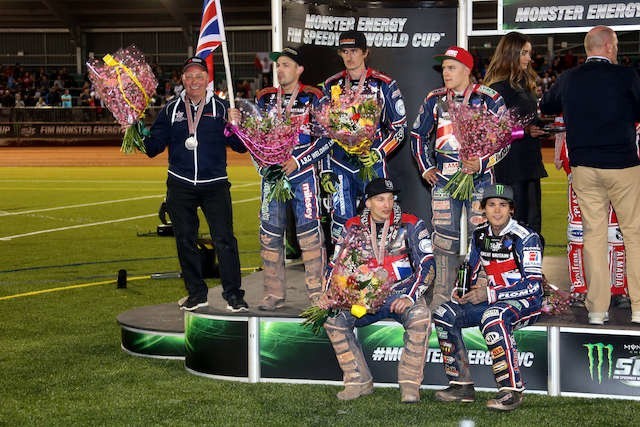 Tai Woffinden (siedzi pierwszy z prawej) już bez srebrnego medalu