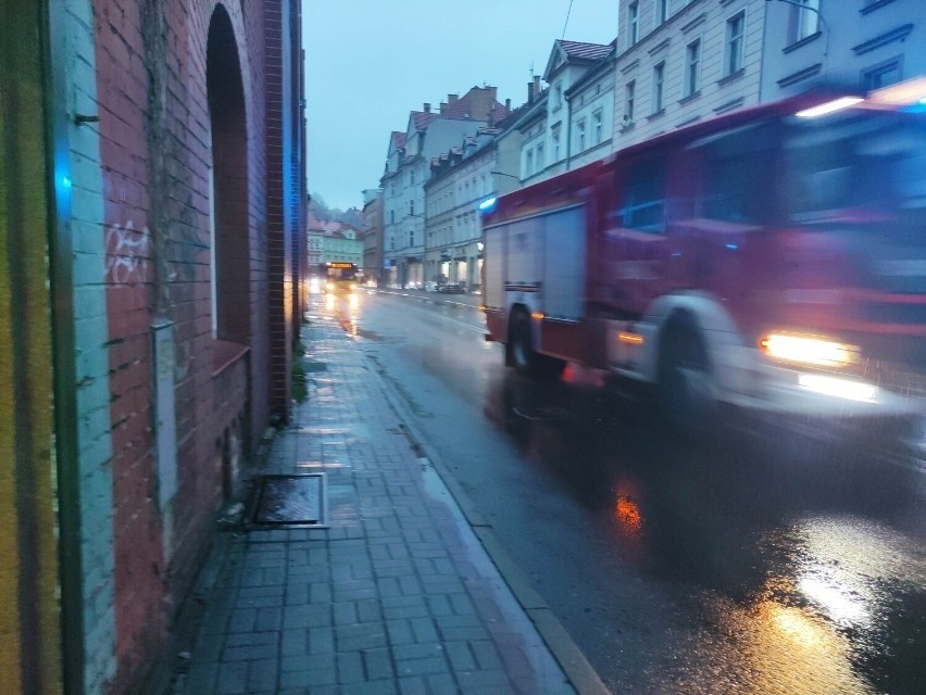 Strażacy interweniowali przy ul. Bukietowej w Wałbrzychu.