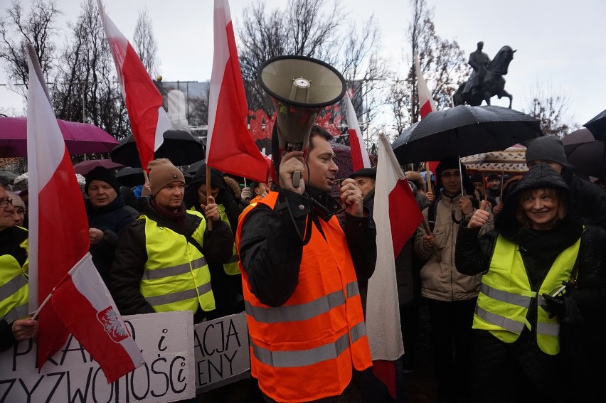 Manifestacja w obronie demokracji na placu Litewskim w...