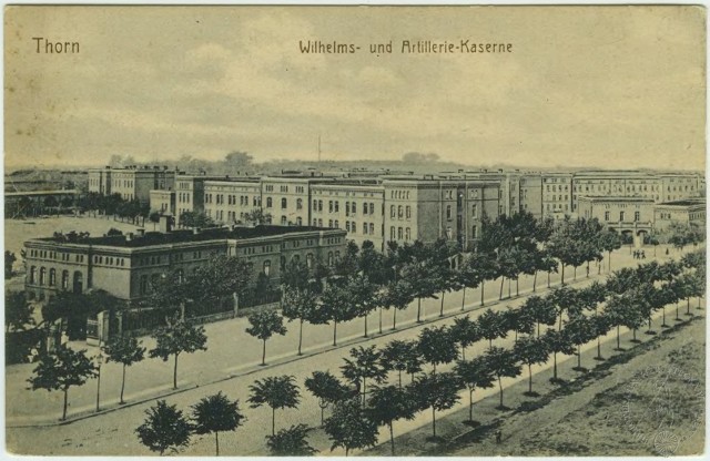 Na pierwszym planie koszary 176 pułku piechoty przy placu świętej Katarzyny w Toruniu.
