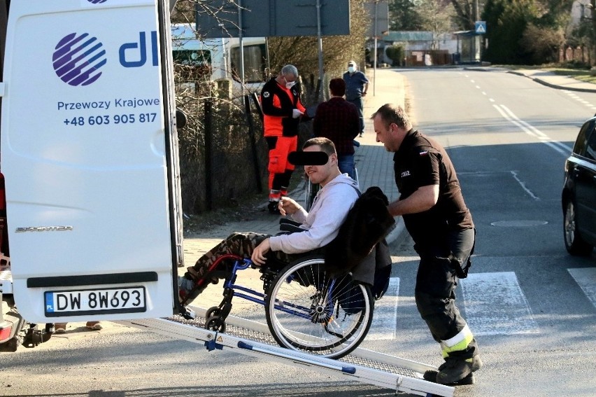 Wypadek busa z dziećmi w Małuszowie pod Wrocławiem! Jedna osoba ranna [ZDJĘCIA]