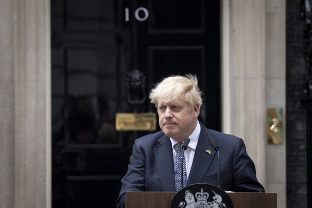 Wybory nowego lidera Partii Konserwatywnej, który automatycznie obejmie również funkcję premiera, są konieczne w związku z zapowiedzianym w czwartek przez Borisa Johnsona ustąpieniem z obu tych stanowisk.