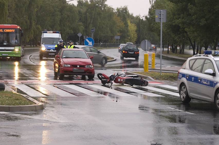 Wypadek na al. Kompozytorów Polskich. Potrącony motocyklista trafił do szpitala [ZDJĘCIA]