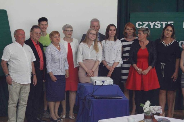 W Zespole Szkół Ponadigmazjalnych nr 5 im. Gen. W. Sikorskiego (popularna "Budowlanka")  w Inowrocławiu odbyło się V Powiatowe Seminarium OZE, zorganizowane przez tę placówkę i firmę Eurotherm Niewiadomscy Technika Grzewcza pod patronatem starosty inowrocławskiej Głównym tematem spotkania było przedstawienie zadań szkoły w propagowaniu idei odnawialnych źródeł energii. Wicestarosta Mirosława Kucol wraz z Danutą Paluszak, dyrektorem ZSP 5 otworzyła seminarium witając gości, wśród których byli:dyrektor Organizacyjna Firmy Eurotherm Natalia Cieślak oraz Prezes firmy Eurotherm Niewiadomscy mgr inż. Janusz Niewiadomski, dr inż. Ryszard Okoński z Katedry Ogrzewnictwa Wentylacji i Inżynierii Sanitarnej Wydziału Budownictwa Architektury i Inżynierii Środowiska Uniwersytetu Technologiczno Przyrodniczego w Bydgoszczy, Prezes Zarządu Regionalnej Agencji Poszanowania Energii i Środowiska Paweł Jankowski, właściciel usług zduńskich Marcin Wudniak. Podczas konferencji można było wysłuchać m. in. prelekcji pt. "Dobre powietrze dobrą jakością życia", wygłoszonej przez dr inż. Ryszarda Okońskiego, zaś Natalia Cieślak i Janusz Niewiadomski przedstawili młodzieży zagadnienia związane z wentylacją, klimatyzacją oraz zastosowaniem pomp powietrznych. Szkoła prowadzi edukację uczniów w kierunku - technik urządzeń i systemów energetyki odnawialnej, gdzie klasy o tym profilu cieszą się rosnącym zainteresowaniem wśród absolwentów szkół gimnazjalnych. Uczniowie Mateusz Dąbrowski i Krzysztof Krajewski zaprezentowali kierunek wspominając o szeroko pojętej ochronie środowiska w dobie XXI wieku. Warto wspomnieć, że nowym kierunkiem od tego roku jest technik inżynierii sanitarnej (z OZE) . Natomiast w Branżowej Szkole I stopnia można podjąć naukę w zawodzie monter sieci i instalacji sanitarnych, gdyż istnieje na rynku pracy bardzo duże zapotrzebowanie na takich fachowców. Przy okazji seminarium rozstrzygnięto V edycję konkursu wiedzy energetycznej "Czysta energia" dla uczniów szkół gimnazjalnych. Celem konkursu jest promowanie wśród uczniów szkół gimnazjalnych, zagadnień związanych z energetyką, ochroną środowiska, wykorzystaniem alternatywnych źródeł energii. Pierwsze miejsce zajęła Maria Zielińska z Gimnazjum w Janikowie, drugie Zuzanna Kuś, a trzecie Maria Kaczor - obie z Gimnazjum nr 3 w Inowrocławiu Całość spotkania dopełniły indywidualne rozmowy uczniów, zaproszonych gości z przedstawicielami firm. 