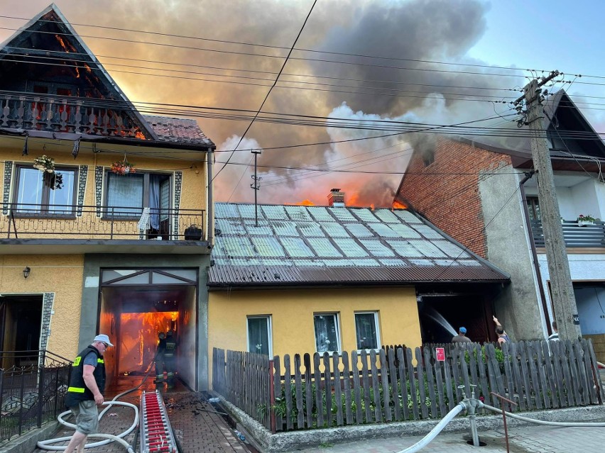 Potężny pożar w Nowej Białej