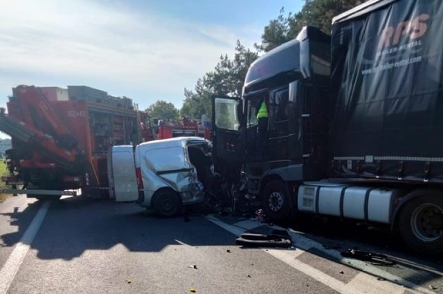 10 października po 13.00 strażacy z Państwowej Straży pożarnej otrzymali zgłoszenie o poważnym wypadku w Starym Mieście. Samochód osobowy zderzył się z autem ciężarowym. Kierowca osobówki nie przeżył.