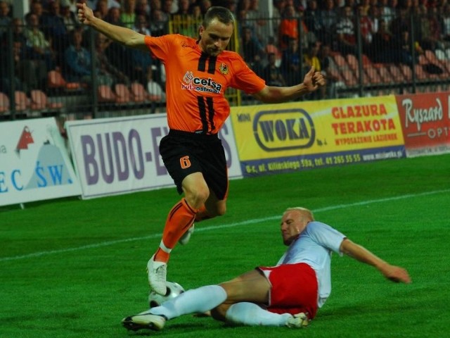 Napastnik KSZO Adam Cieśliński był bohaterem poniedziałkowego meczu - w 85 minucie zdobył zwycięską bramkę. Na zdjęciu walczy o piłkę z Piotrem Klepczarkiem.