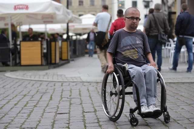 Pan Konrad krytycznie ocenia ogródki letnie na toruńskiej starówce. - Wielu brakuje podjazdów albo wcięć - podkreśla.