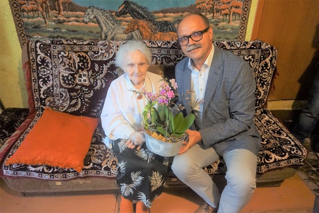 Panią Józefę Łucję Schwartz z okazji jej 101 urodzin odwiedził m.in. burmistrz Koronowa Stanisław Gliszczyński