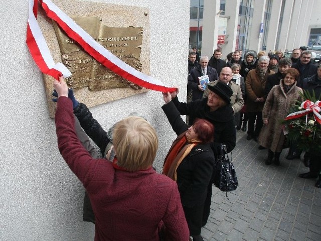 Tablicę upamiętniającą Przemysława Gosiewskiego odsłoniła mama Jadwiga Gosiewska, żona Beata z synem Miłoszem i córką Kingą oraz profesor Regina Renz, rektor uniwersytetu.