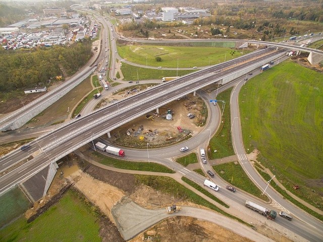 Rozbudowany węzeł Wrocław Północ. Tutaj spotykają się trzy drogi: autostradowa obwodnica Wrocławia, droga ekspresowa S5 i droga krajowa nr 5. Właśnie tu zaczyna się dolnośląski fragment S5 niespełna 50 km. Wartość całej inwestycji to ponad 1,8 mld złotych