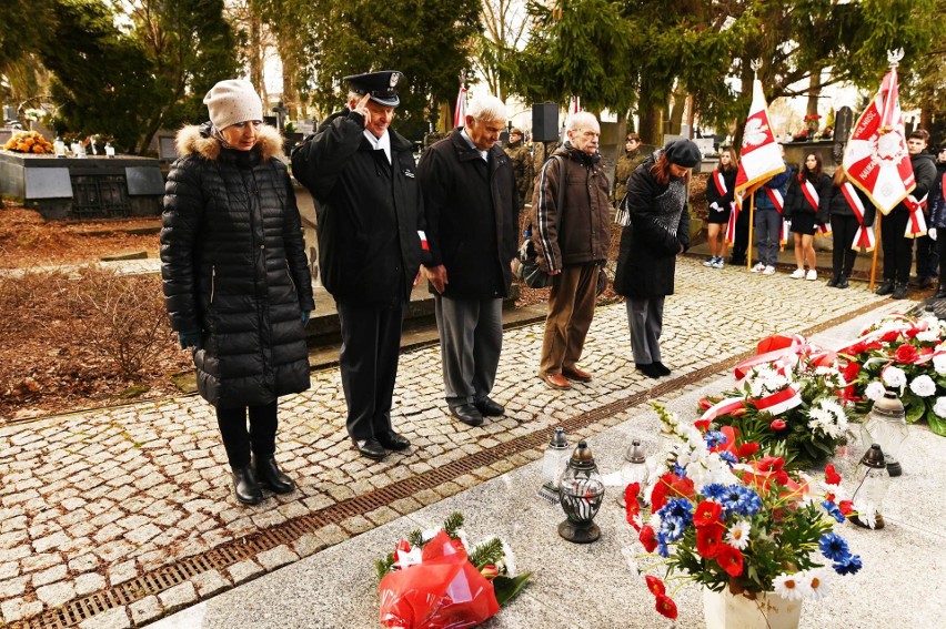 Przy pomniku Pielaszowiaków liczne delegacje złożyły...
