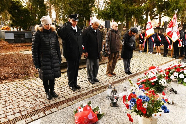 Przy pomniku Pielaszowiaków liczne delegacje złożyły wiązanki kwiatów.