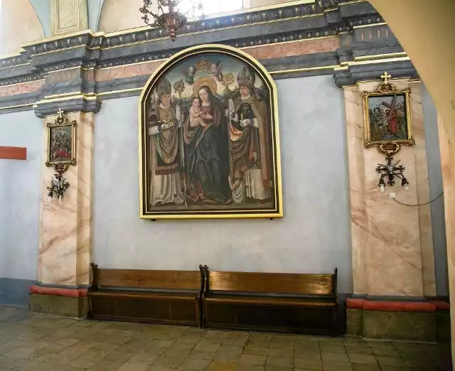 Wnętrze kościoła bardzo zyskuje dzięki przywracanej dekoracji