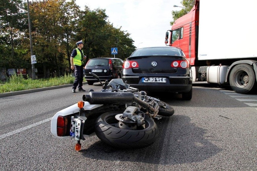 Kierująca motocyklem wjechała w samochód na Ozimskiej