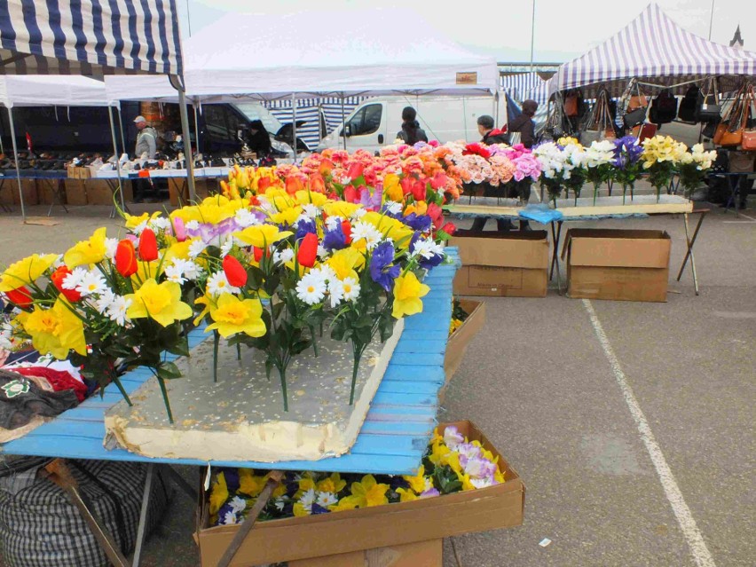 Targ w Starachowicach w sobotę 25 marca. Duży wybór kwiatów i wiosennych ubrań. Zobacz zdjęcia 