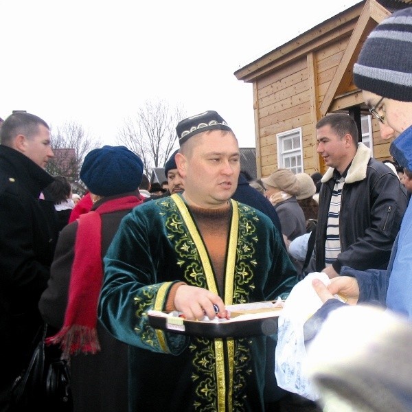 Po nabożeństwie muzułmanie dzielą się słodyczami, później następuje rytualne zabicie byka