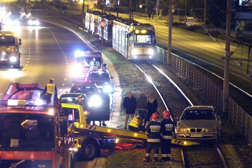 Wypadek na Legnickiej. BMW na torowisku