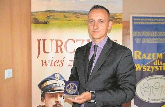 Sołtys Jerzy Kłępa z pamiątkowym medalem