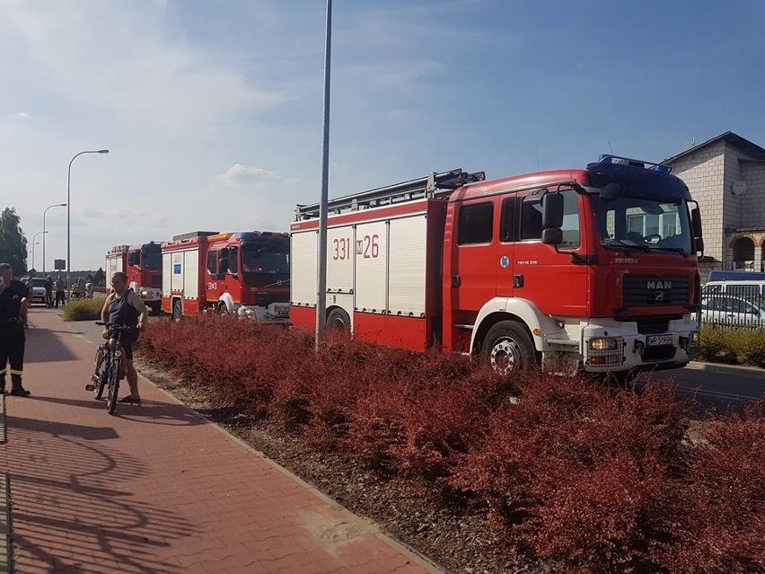 Groźny pożar domu w Skaryszewie. Po ciężko poparzonego mężczyznę przyleciał śmigłowiec 