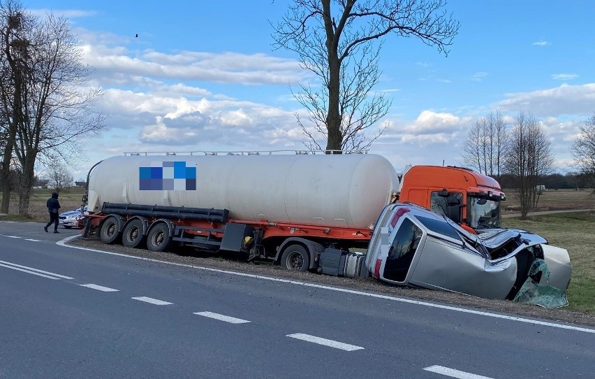 Kordowo. Zderzenie ciężarówki z autem osobowym. 8.04.2021. Zdjęcia