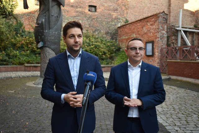 Europoseł Patryk Jaki (z lewej) poparł w nadchodzących wyborach Piotra Saka. Spotkanie z mieszkańcami poprzedził briefing prasowy na skwerze Łokietka